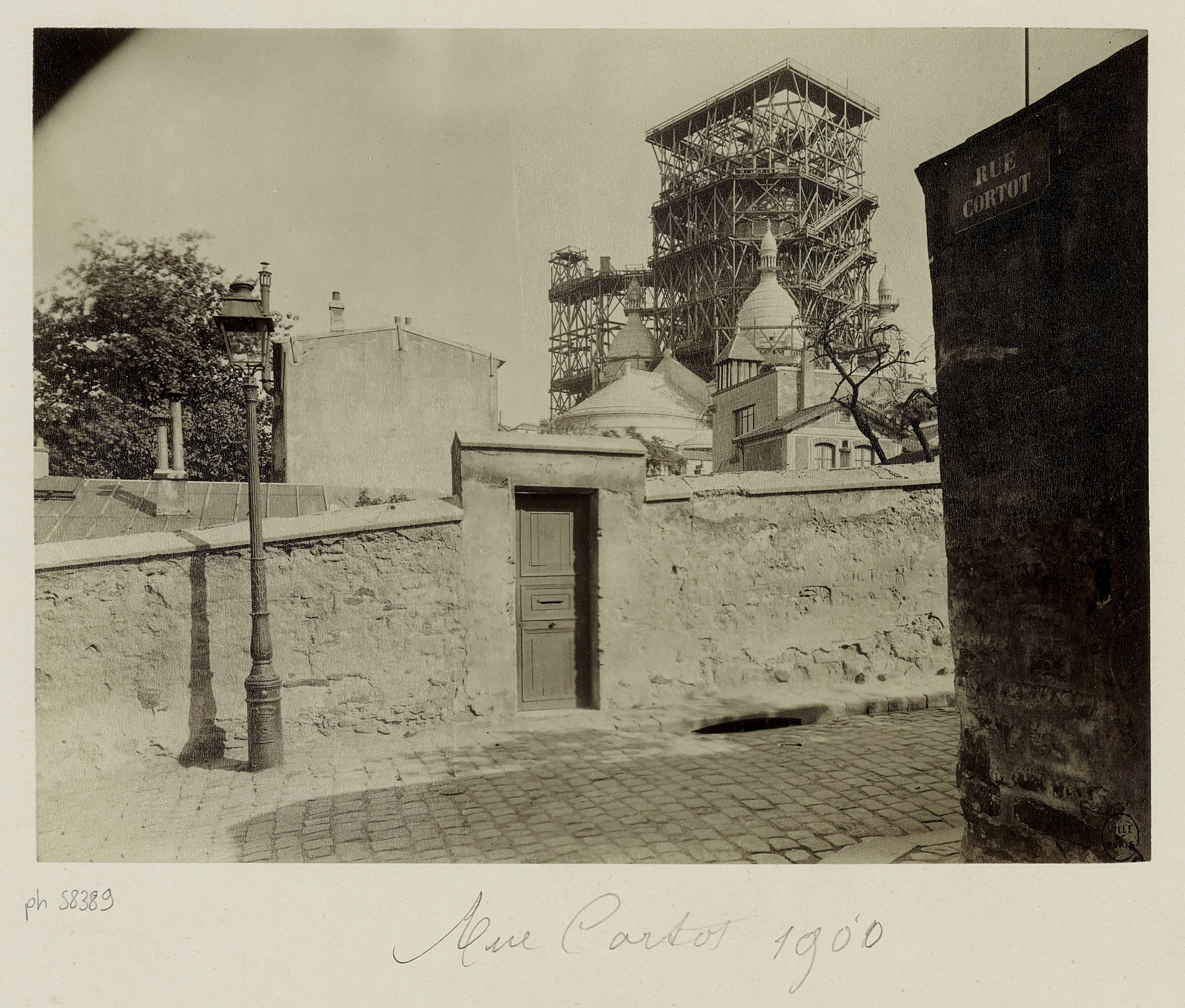 Rue Cortot, avec le Sacré-Coeur en construction, 18ème arrondissement, Paris. PH58389.jpg