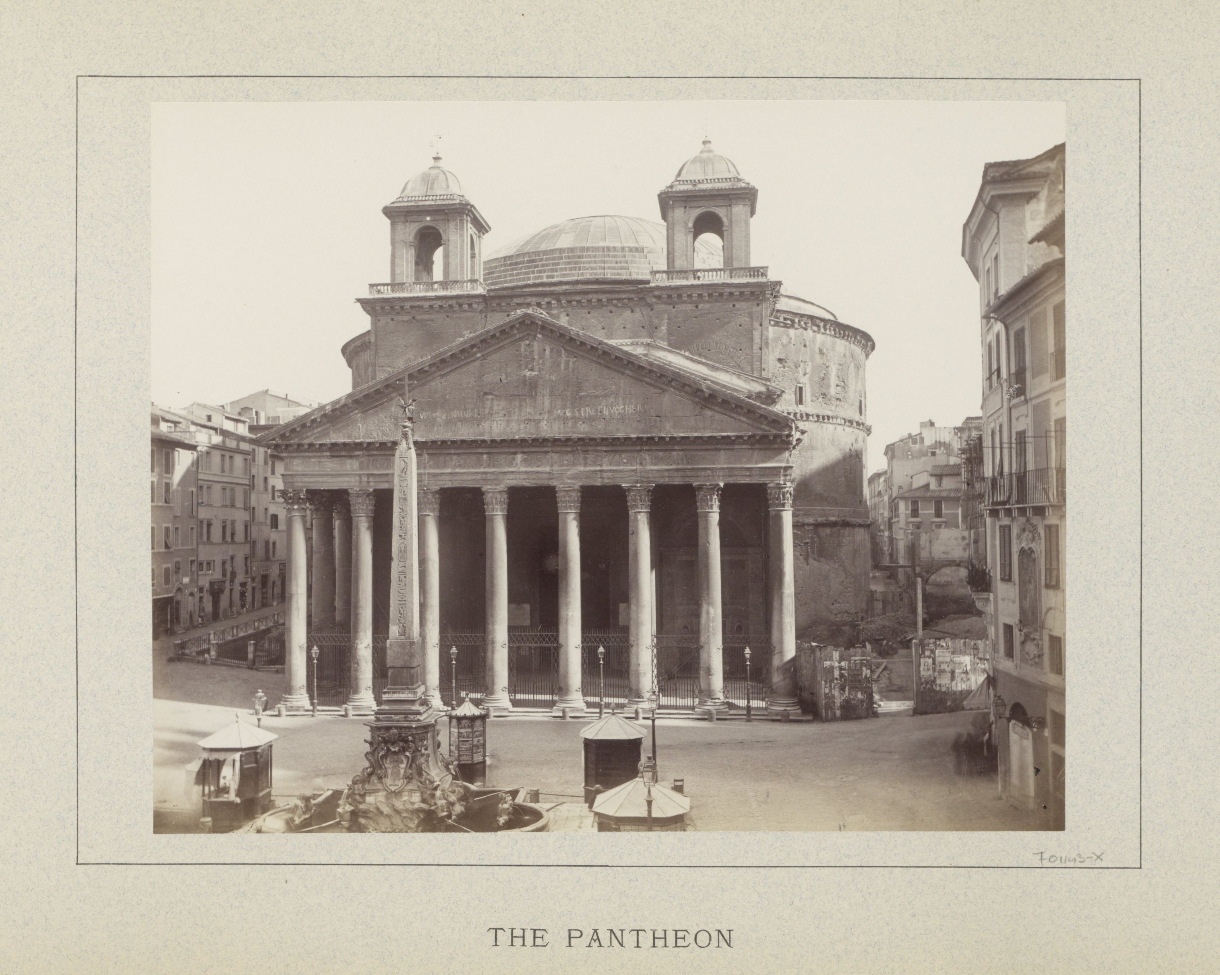 Exterieur van het Pantheon in Rome The Pantheon (titel op object), RP-F-F01143-X.jpg