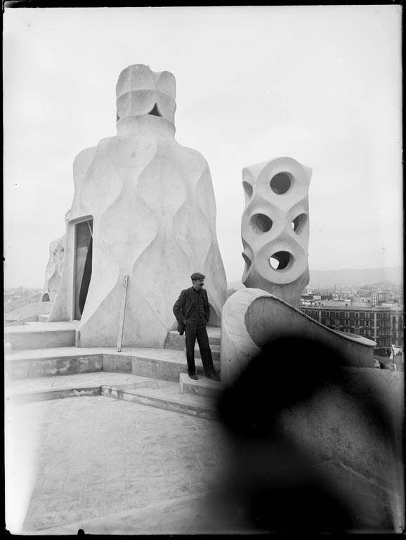 Escala i xemeneia de la Casa Milà amb un senyor al costat.jpeg