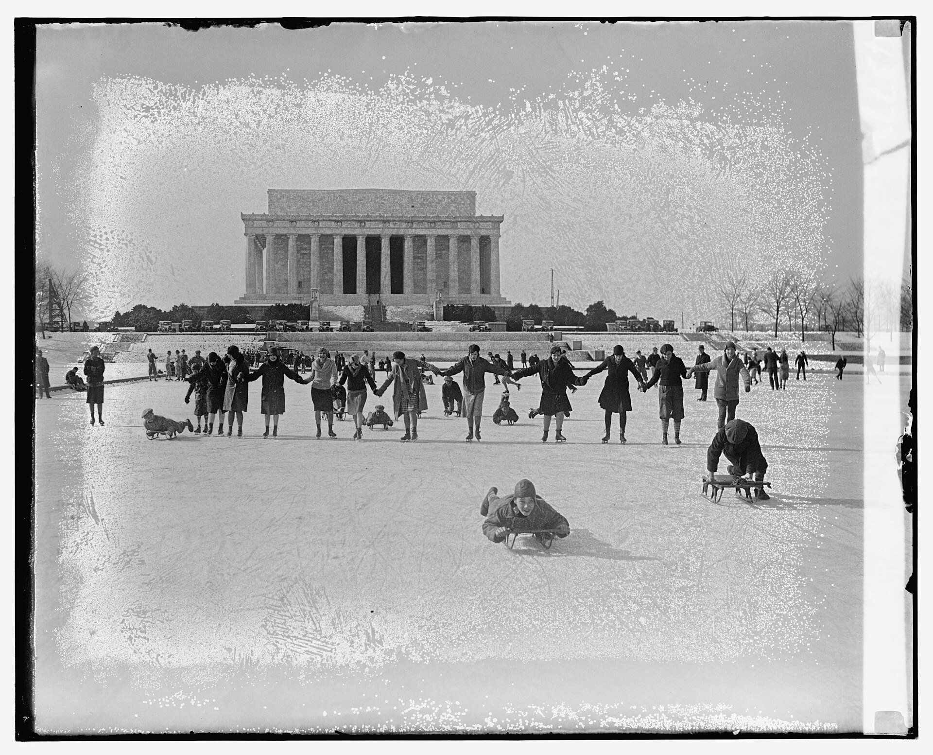 People ice skating in front of Lincoln Memorial LCCN2016820192.jpg