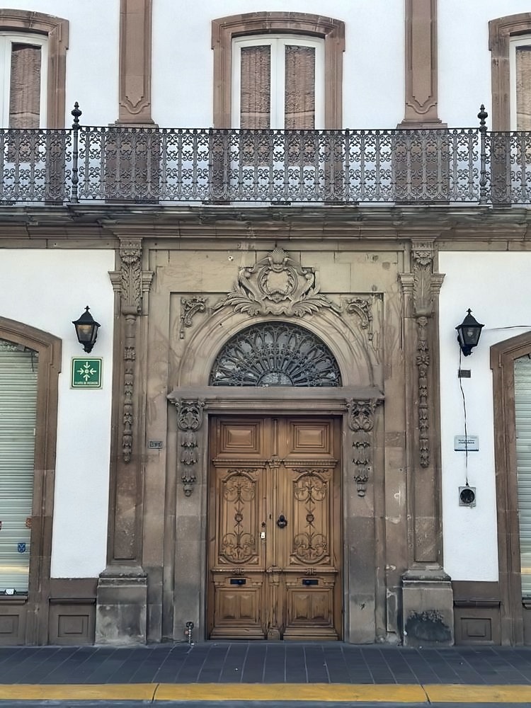 León