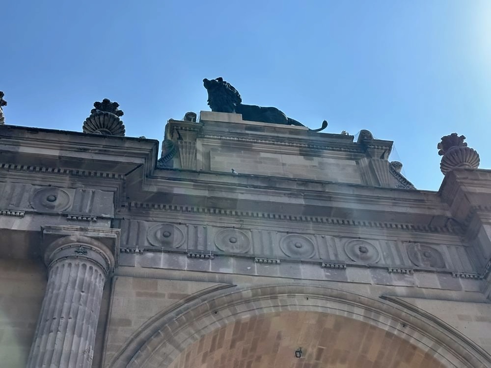 León