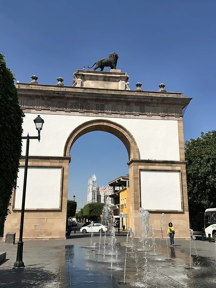 León
