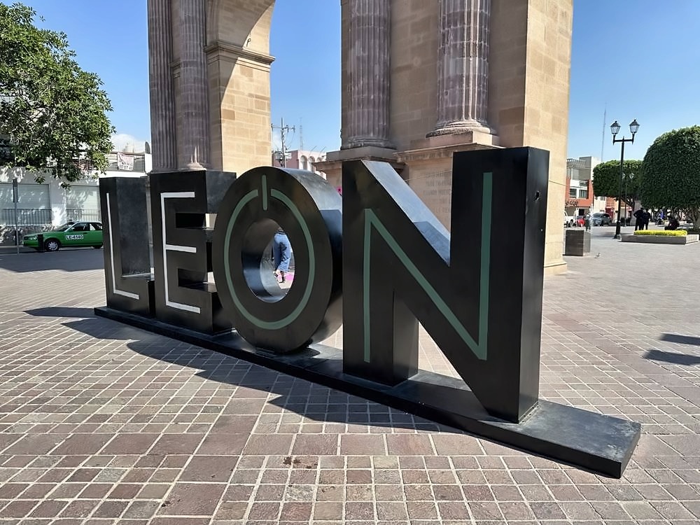 León
