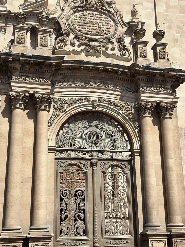 León