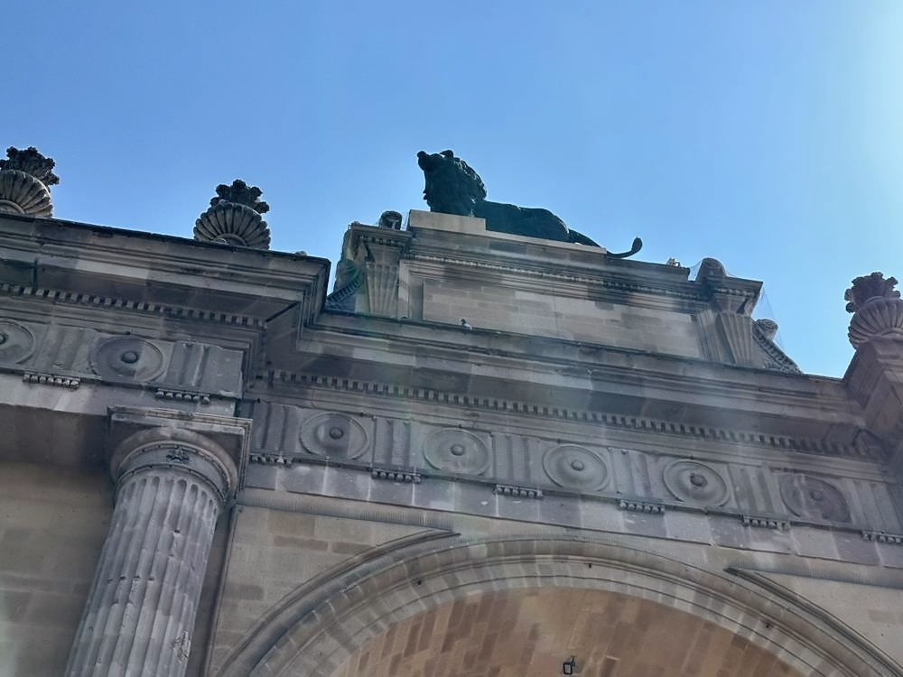 León