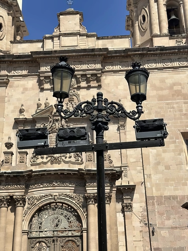 León