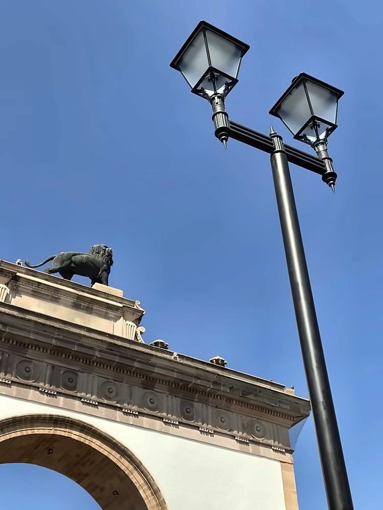 León